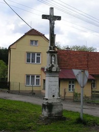 kamený kříž v obci